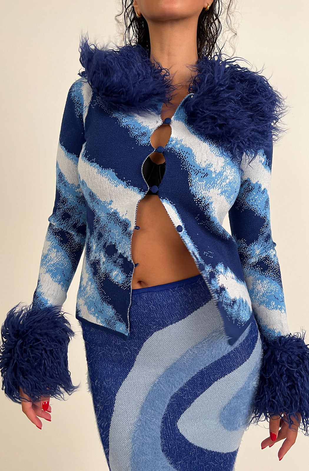 Cardigan with abstract print inspired by the sky of the great city Los Angeles. With neck and removable fists, made of vegan skin. Buttons closure