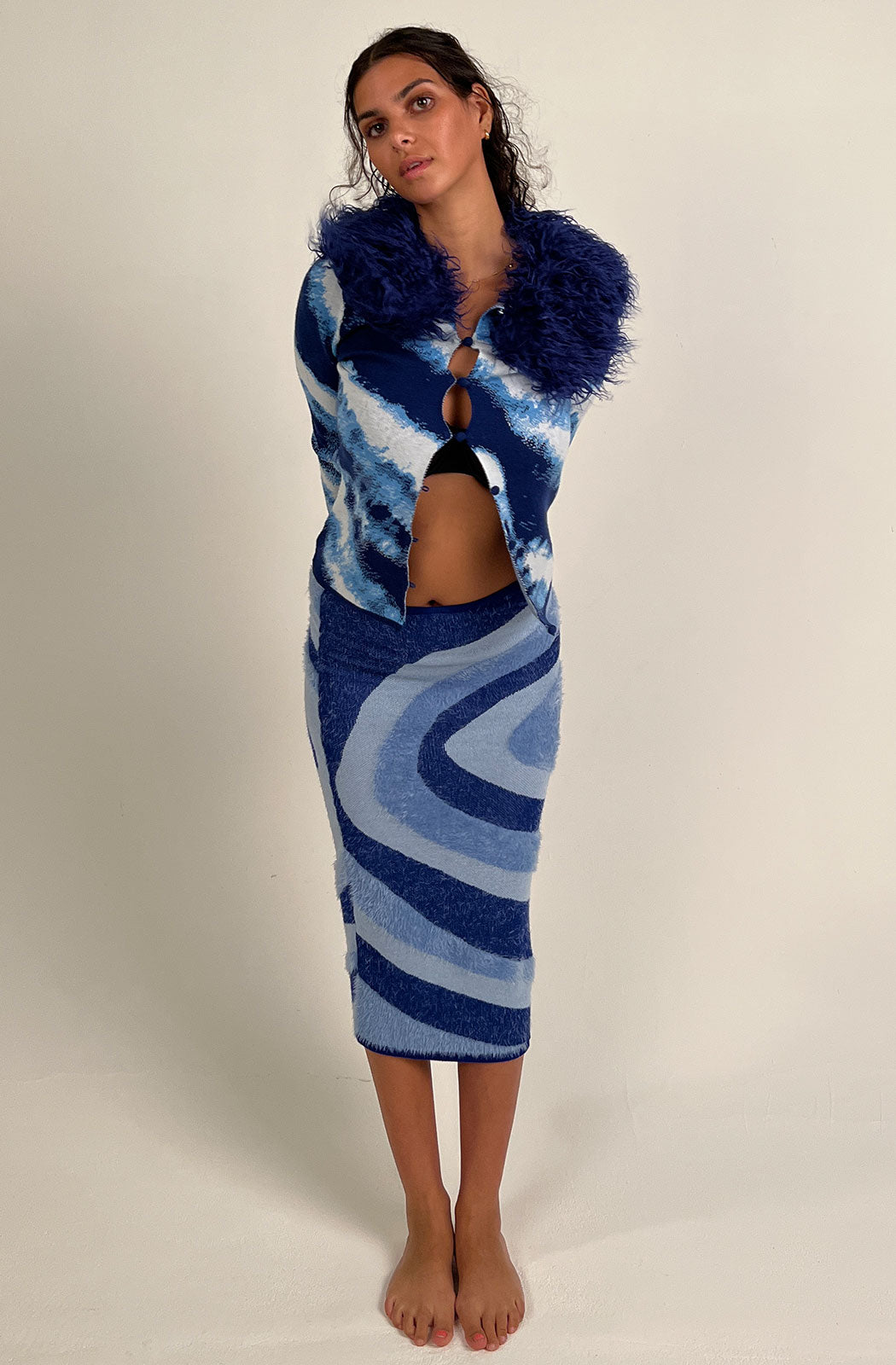 Cardigan with abstract print inspired by the sky of the great city Los Angeles. With neck and removable fists, made of vegan skin. Buttons closure