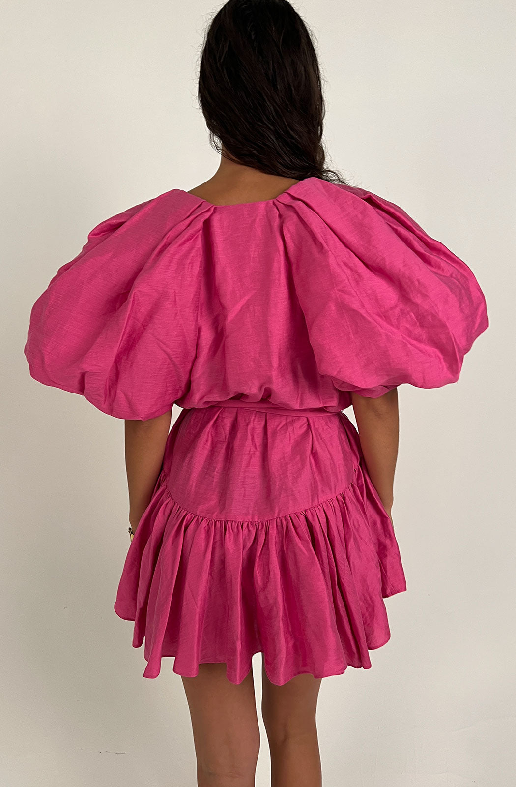 the Wheatland Dress in Flamingo is an elevated look. Crafted from a lush linen blend fabrication, this silhouette features accentuated sleeves, v-neckline, frill toward the hem and elevated d-ring belt with luxe gold hardware.